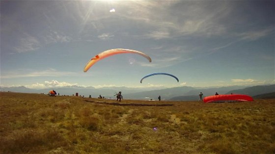 Paraglidisté z obanského sdruení PG Pálava dostali od ochraná povolení létat nad Pálavou dalí rok (ilustraní snímek).