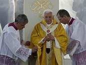 Pomocnci upravuj rbu papee Benedikta XVI. pi mi v Madridu (21.8. 2011)