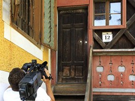 Kameraman nat vchod do domu v obci St. Peter am Hart, kde Rakuan pes