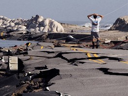 Rodanthe, Severní Karolína. Mu neveícn pozoruje silnici znienou hurikánem