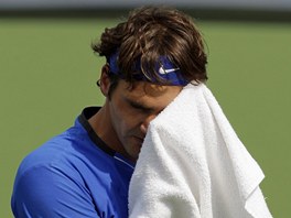 NA RUNK. vcar Roger Federer si utr pot z ela bhem zpasu s Tomem