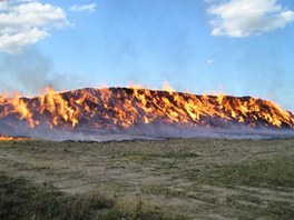 Pi poru stohu u Bez na rsku lehla popelem i zemdlsk technika.