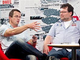 Spisovatel Michal Viewegh (vlevo) a novin Jaroslav Kmenta pi rozhovoru s...