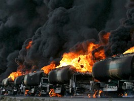 Zái hoících cisteren se zásobami ropy pro ozbrojené sloky NATO v pákistánské