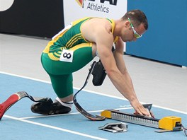 PÍPRAVY. Oscar Pistorius se chystá na rozbh na 400 metr. Stal se prvním...