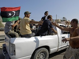 Libyjec vítá na pedmstí Tripolisu rebely, kteí pijeli metropoli osvobodit