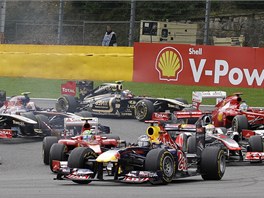 V ELE. Sebastian Vettel se ujm veden po startu Velk ceny Belgie.