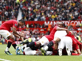PONÍENÍ. Fotbalisté Manchesteru United oslavují jeden z osmi gól do sít