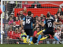 SNÍENÍ Z PENALTY? KDEPAK. Robin van Persie, útoník Arsenalu, zahazuje penaltu