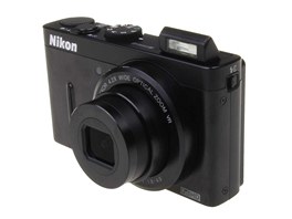 Integrova bles fotoapartu Nikon P300 se otevr tlatkem na lev stran