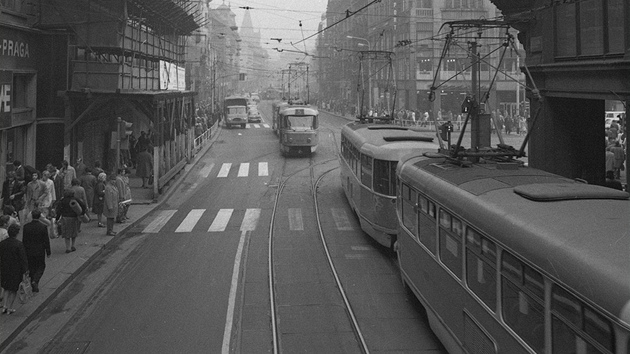 Z Václavského námstí uhýbaly tramvaje do ulic 28. ijna a Na Píkop.