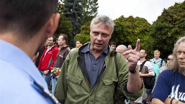 Nepovolený protest ve Varnsdorfu hlídali policisté.