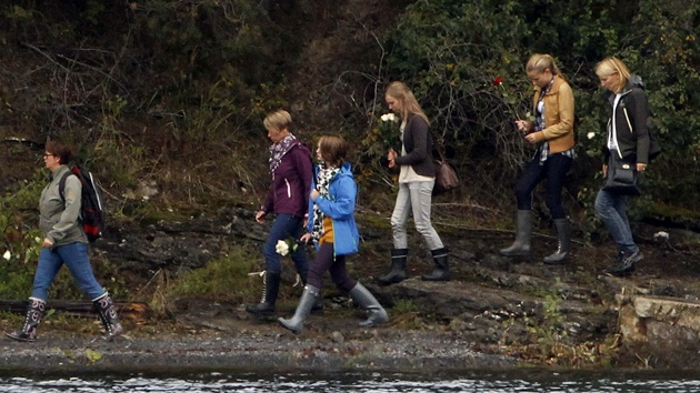 Na ostrov Utoya se vrátili ti, kdo peili ádní Anderse Breivika. (20. srpna