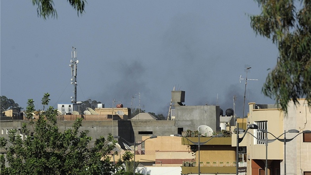 Nad Tripolisem je vidt erný dým. (21. srpna 2011)