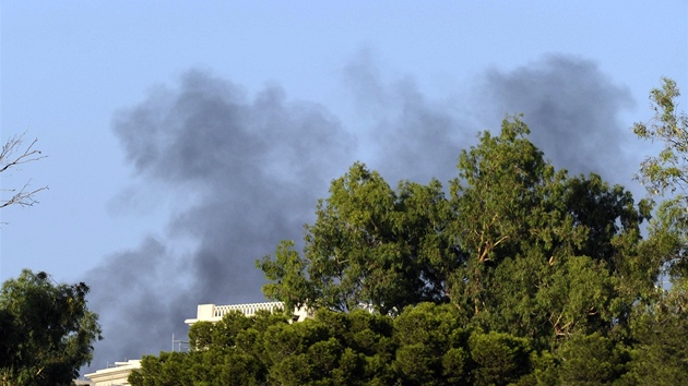 Nad Tripolisem je vidt erný dým. (21. srpna 2011)