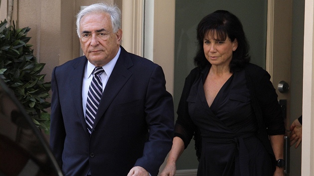 Bývalý éf MMF Dominique Strauss-Kahn s manelkou pijídí k soudu. (22. srpna