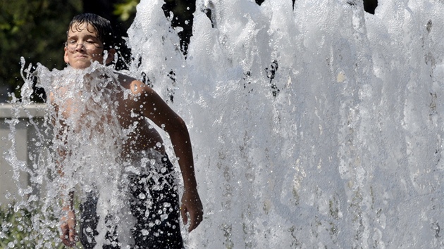 Obyvatelé Budapeti hledali osvení i v pouliních fontánách. Teploty se