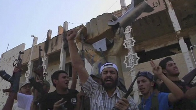 Libyjtí rebelové v Kaddáfího pevnosti Báb al-Azízíja (24. srpna 2011)
