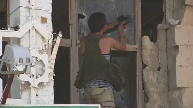 Povstalec se dobíjí do Kaddáfího pevnosti Báb al-Azízíja (24. srpna 2011)