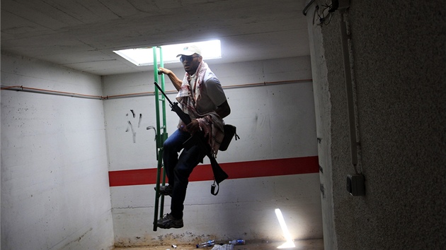Povstalci zkoumají tunely pevnosti Báb al-Azízíja (25. srpna 2011)