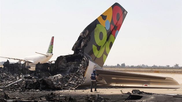Zniené letadlo na letiti u Tripolisu (25. srpna 2011)