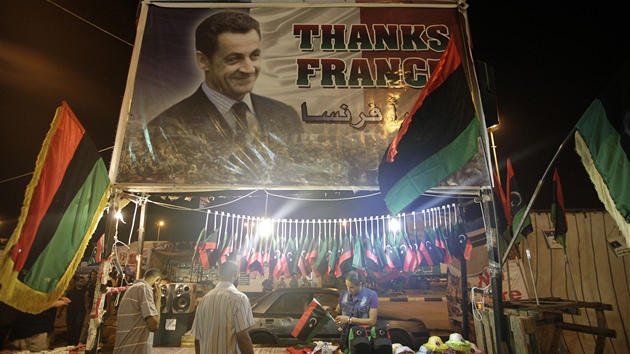Dkujeme, Sarkozy! Stánek s revoluními suvenýry v Benghází (25. srpna 2011)