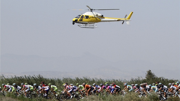 POD DOHLEDEM. Televizní vrtulník sleduje peloton cyklist bhem druhé etapy