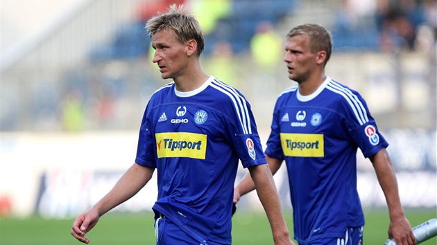 Olomoučtí fotbalisté Marek Heinz (vlevo) a Adam Varadi odcházejí po remíze se Olomoučtí fotbalisté Marek Heinz (vlevo) a Adam Varadi odcházejí po remíze se