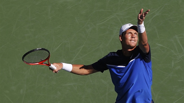 PODÁNÍ. eský tenista Tomá Berdych podává ve svém prvním zápase na US Open.