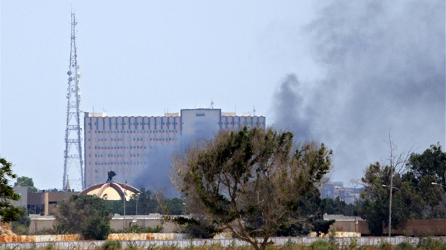 Nad Kaddáfího rezidencí Bab al-Azízija v Tripolisu se vznáí kou (23. srpna 2011)