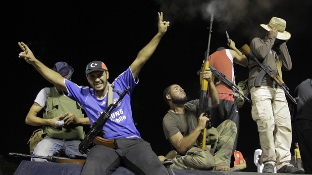 Libyjtí rebelové oslavují v Ulicích Tripolisu (25. srpna 2011)