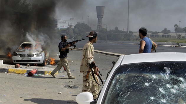 Stelba v ulicích Tripolisu neutichá, bojuje se o kadý kousek ulice. (22. srpna 2011)