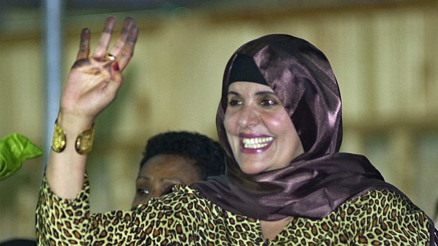 Safíja Kaddáfiová bhem vojenské pehlídky v Tripolisu na archivním snímku (1.