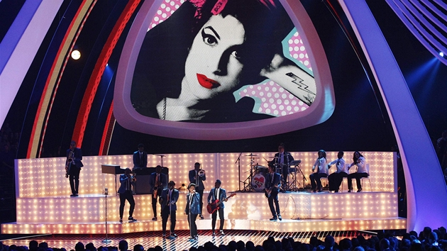 MTV VIdeo Music Awards 2011 - Bruno Mars pi poct zpvace Amy Winehouse