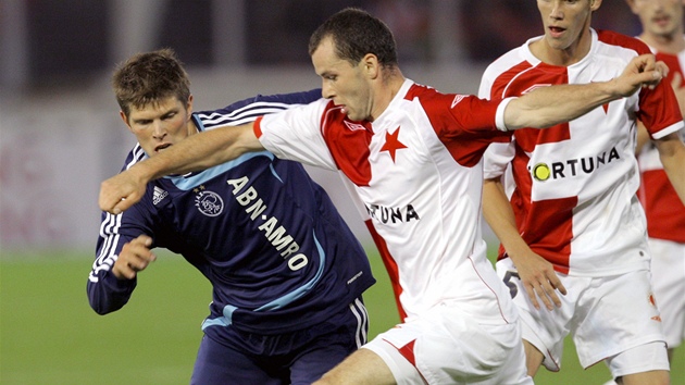 Slávista Frantiek Díal pi souboji s Janem Klassem Hunterlaarem z Ajaxu