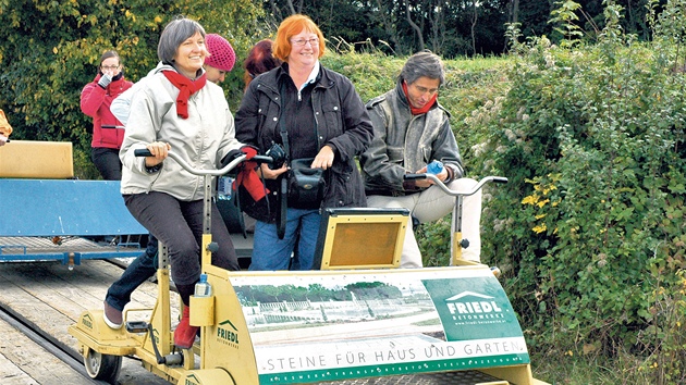 Drezína je velmi populární rakouská atrakce. Ron láká tisíce turist.