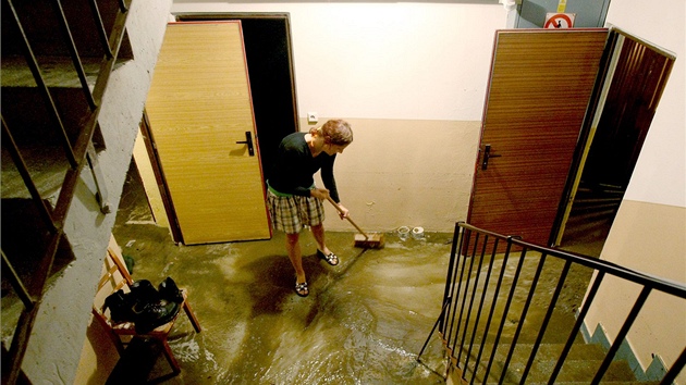 Noní bouka vyplavila sklepy v Teti na Vysoin. (24. srpna 2011)