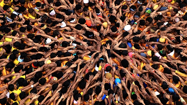 Indové slaví narození boha Krišny oslavou Dahi Handi, která spočívá ve stavbě Indové slaví narození boha Krišny oslavou Dahi Handi, která spočívá ve stavbě