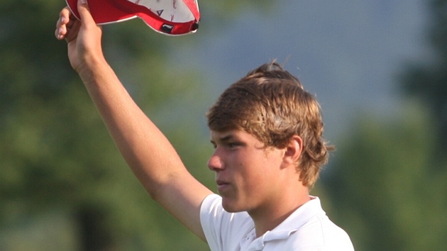 DKY ZA PODPORU. imon Zach zdrav divky golfovho Czech Open. Patnctilet amatr byl svm 79. mstem nejlep z ech.