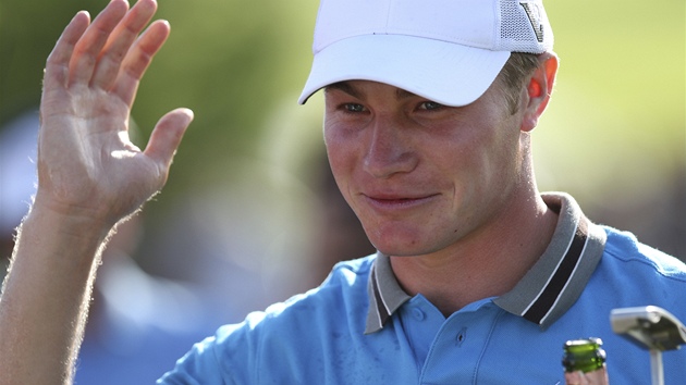 LAHEV SEKTU. Oslava vítězství Olivera Fishera na golfovém Czech Open přišla už LAHEV SEKTU. Oslava vítězství Olivera Fishera na golfovém Czech Open přišla už