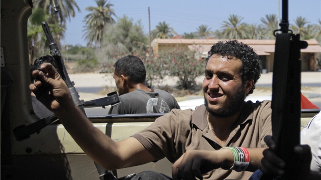 Libyjtí povstalci na cest k Tripolisu
