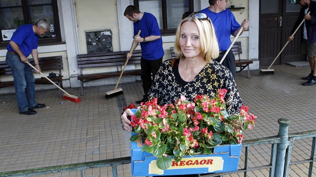 Olga Sommerová pomáhá zkrálit nádraí v Ústí nad Orlicí.