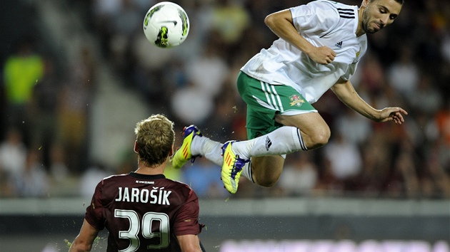 DO SKLUZU. Sparanský fotbalista Jií Jaroík takhle bojoval o mí.