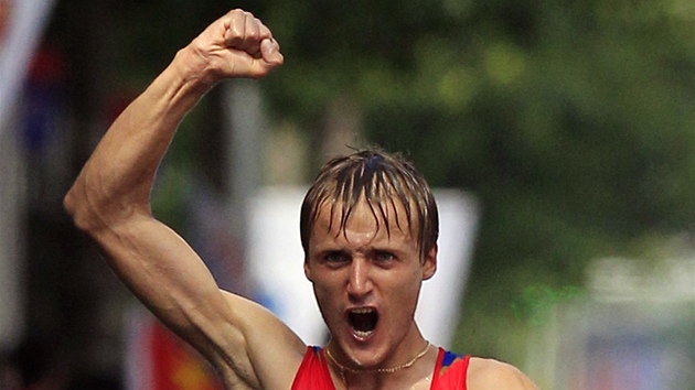 GESTO VÍTZE. Ruský chodec Valerij Borin vyhrává v Tegu závod na 20 kilometr.