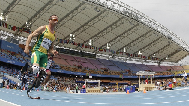 HRDINA. Handicapovaný bec Oscar Pistorius boí bariéry mezi zdravými a tlesn postienými sportovci.