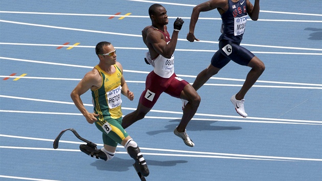 Oscar Pistorius na trati pi rozbhu na 400 metr.