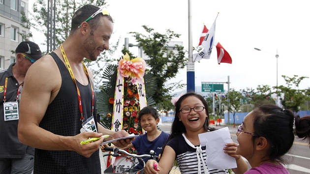 Oscar Pistorius se pi MS v Tegu podepisuje korejským fanynkám. 