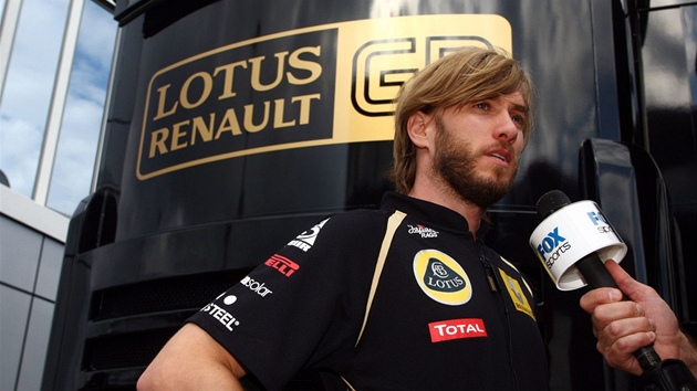 Nick Heidfeld odpovídá novinářům v belgickém Spa. Nick Heidfeld odpovídá novinářům v belgickém Spa.