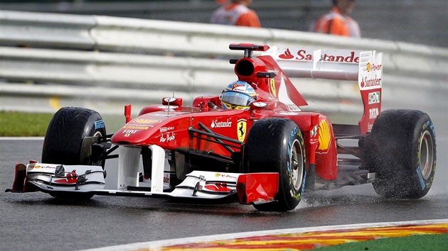 Fernando Alonso na Ferrari na mokré trati v belgickém Spa. 