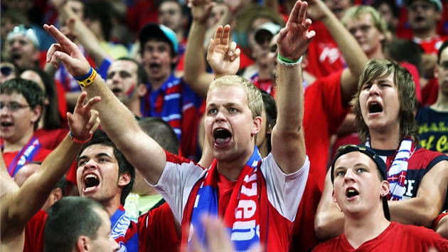 VÝTEČNÁ ATMOSFÉRA. Fanoušci Plzně vytvořili na stadionu v Edenu báječnou VÝTEČNÁ ATMOSFÉRA. Fanoušci Plzně vytvořili na stadionu v Edenu báječnou